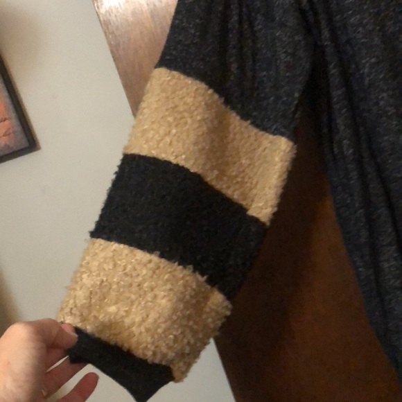 Oversized light weight sweater with cool sleeves - Picture 2 of 4